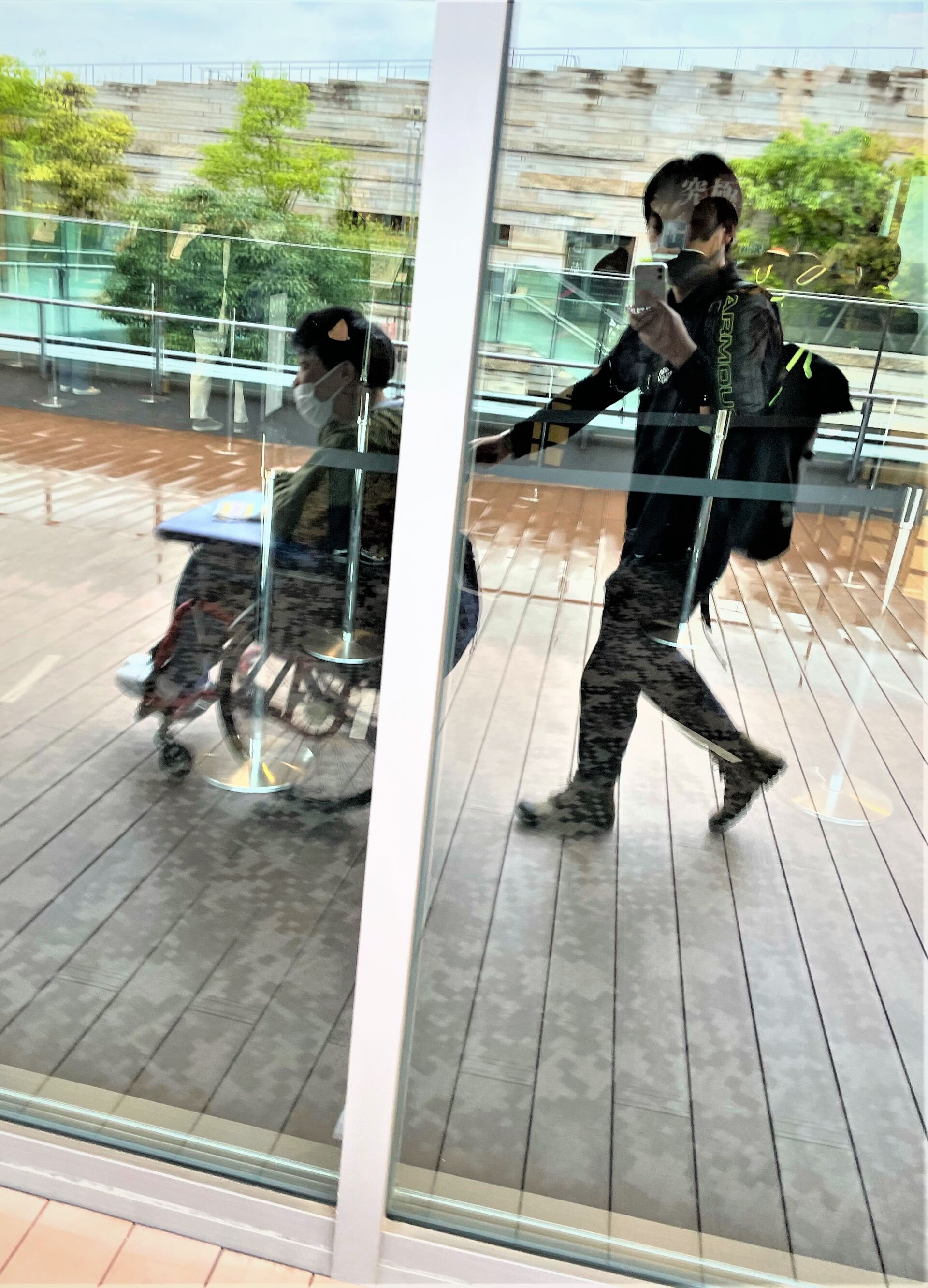 ガラスに映っている